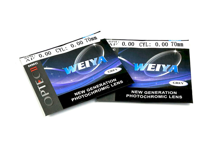 Утонченные фотохромные линзы желтого цвета для постоянного ношения, при затемнении становятся серого цвета с упрочняющим и антибликовым покрытием.