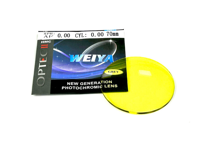 Утонченные фотохромные линзы желтого цвета для постоянного ношения, при затемнении становятся серого цвета с упрочняющим и антибликовым покрытием.