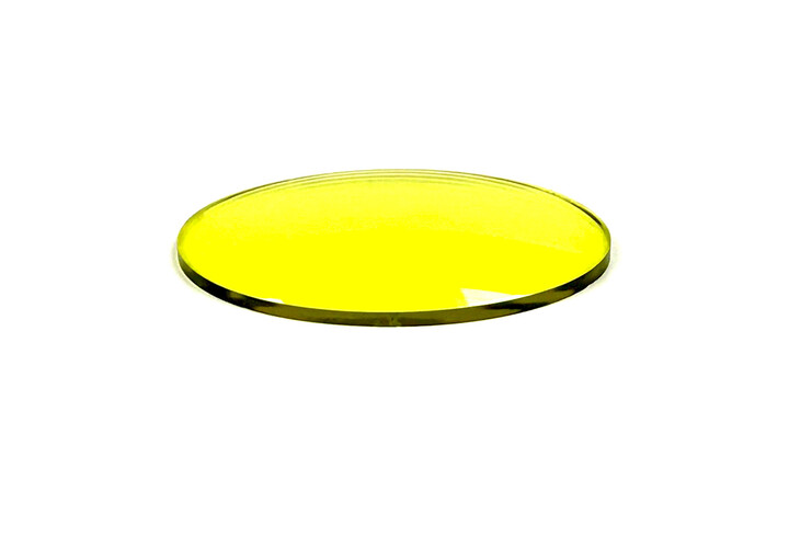 Утонченные фотохромные линзы желтого цвета для постоянного ношения, при затемнении становятся серого цвета с упрочняющим и антибликовым покрытием.