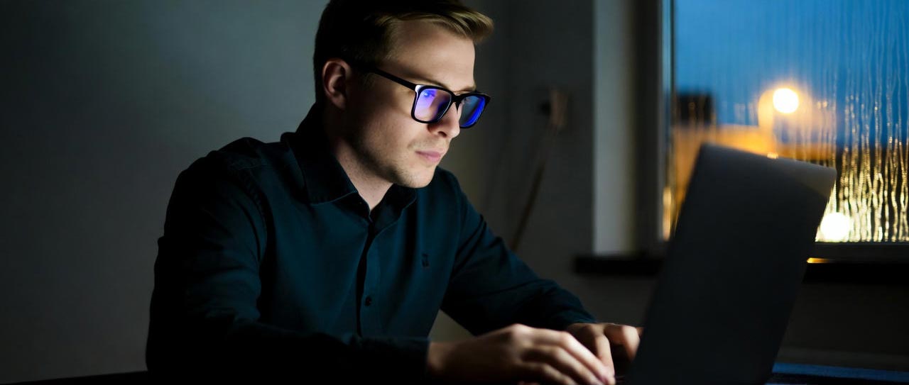 Синдром компьютерного зрения и специальные защитные очки с антибликовым покрытием и фильтром синего света
