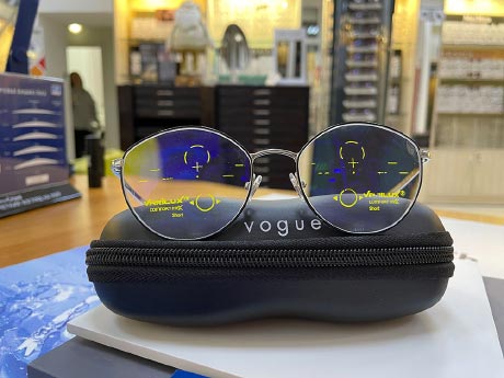 Центровка линз на примере прогрессивных Essilor Varilux Comfort Max в оправе Vogue